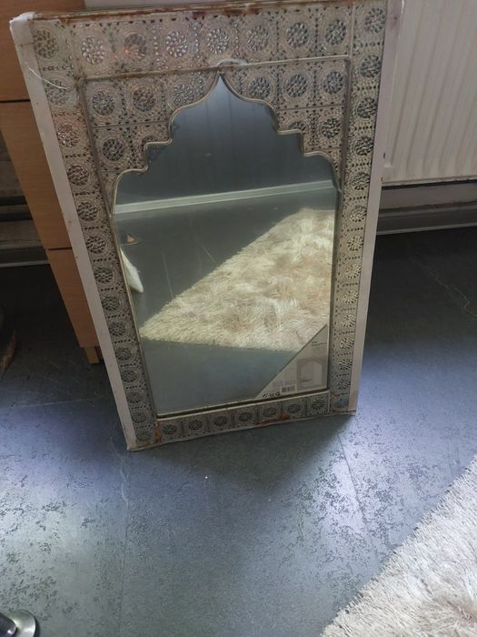 Nowe lustro w ozdobnej ramie