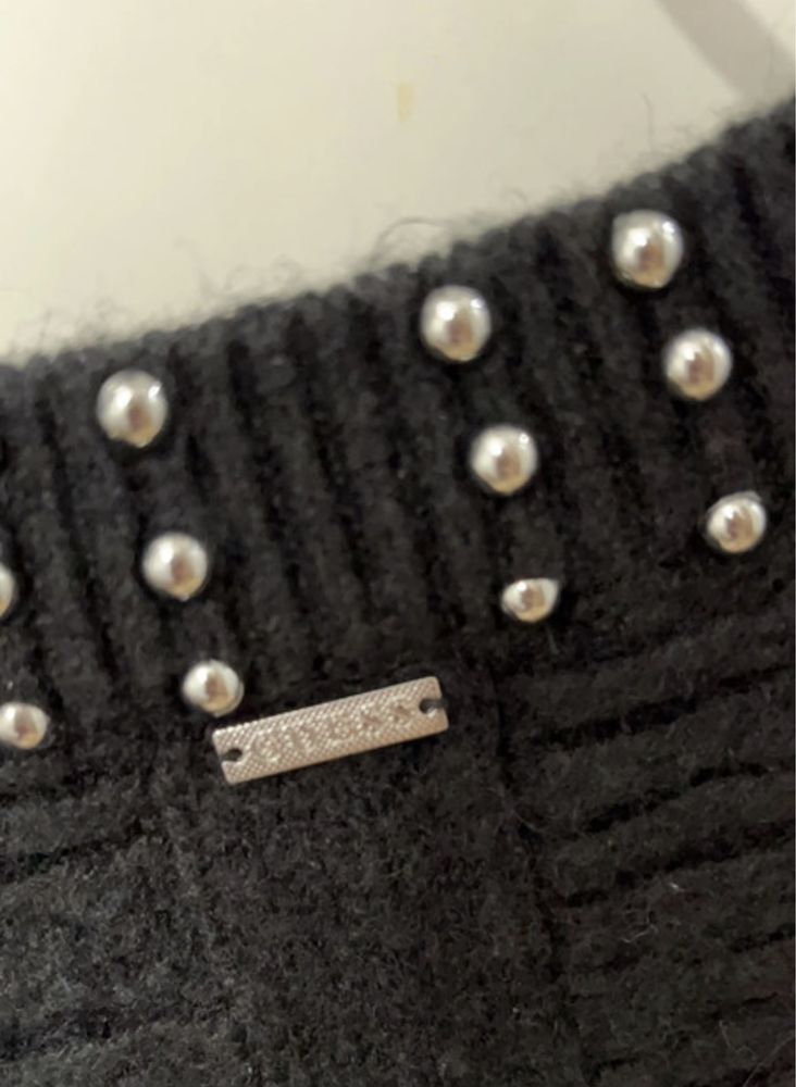 Czarny sweter z koralikami Guess