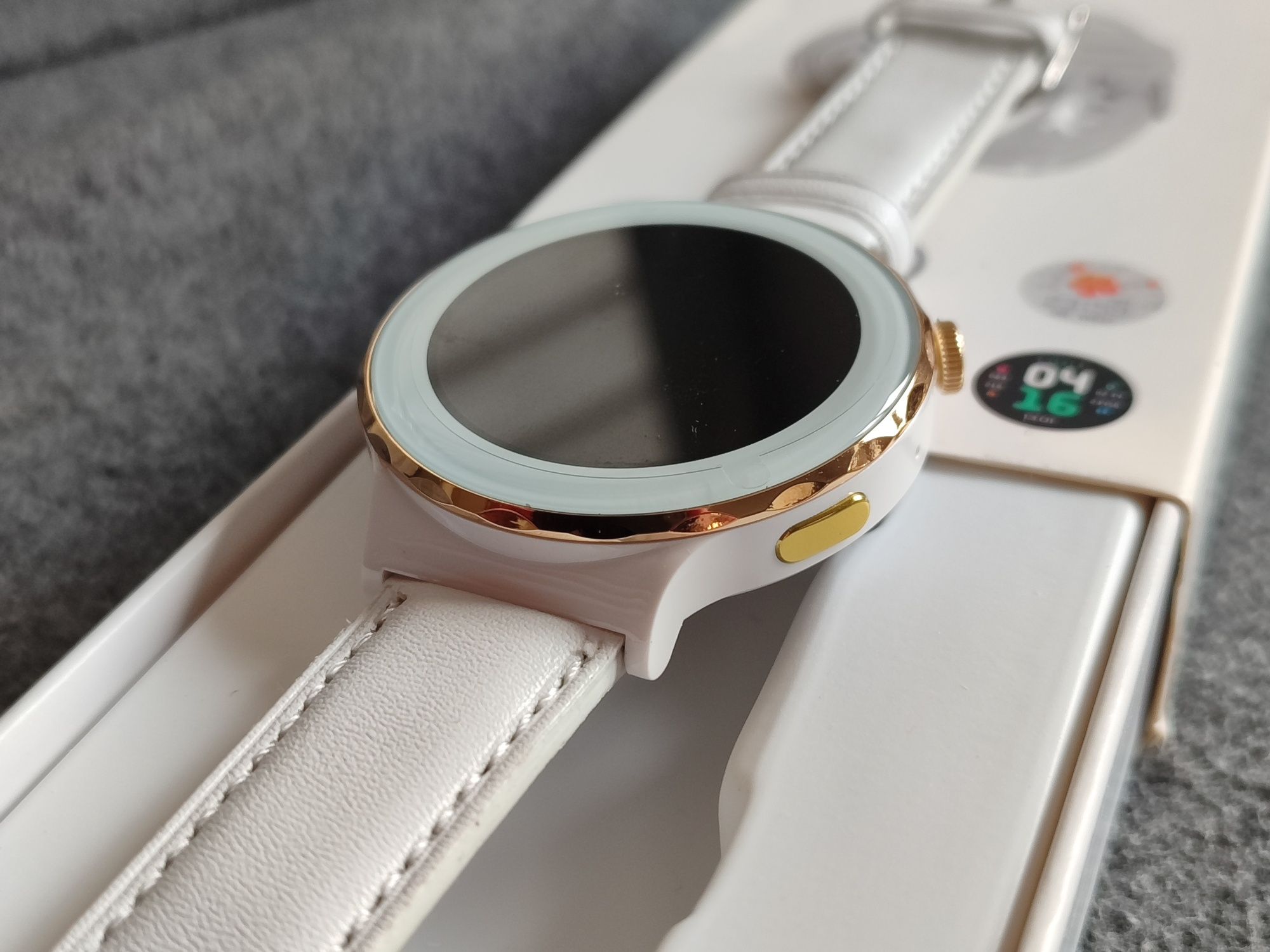 Nowy piękny biały smartwatch bluetooth zegarek