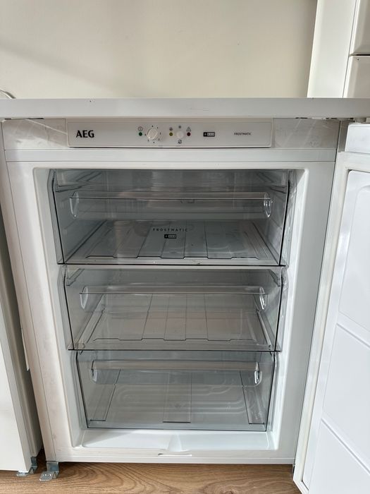 Nowa zamrażarka na szufladki podblatowa biała marki AEG 74x54 cm