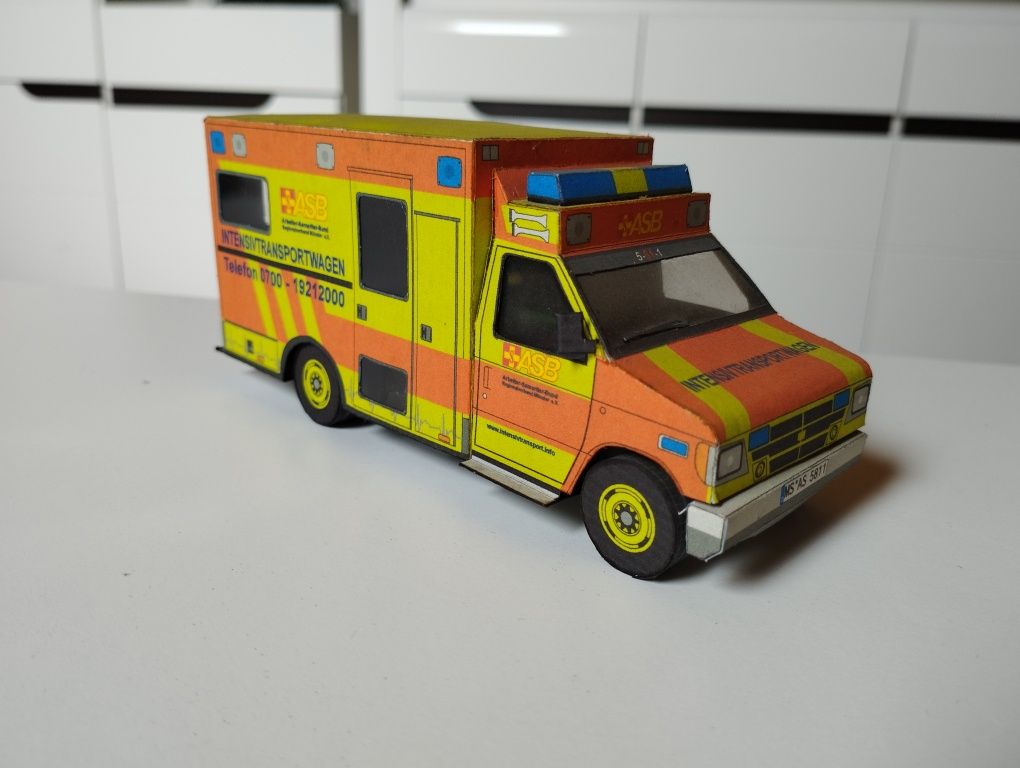 Model kartonowy karetka ambulans  zabawka ciężarówka