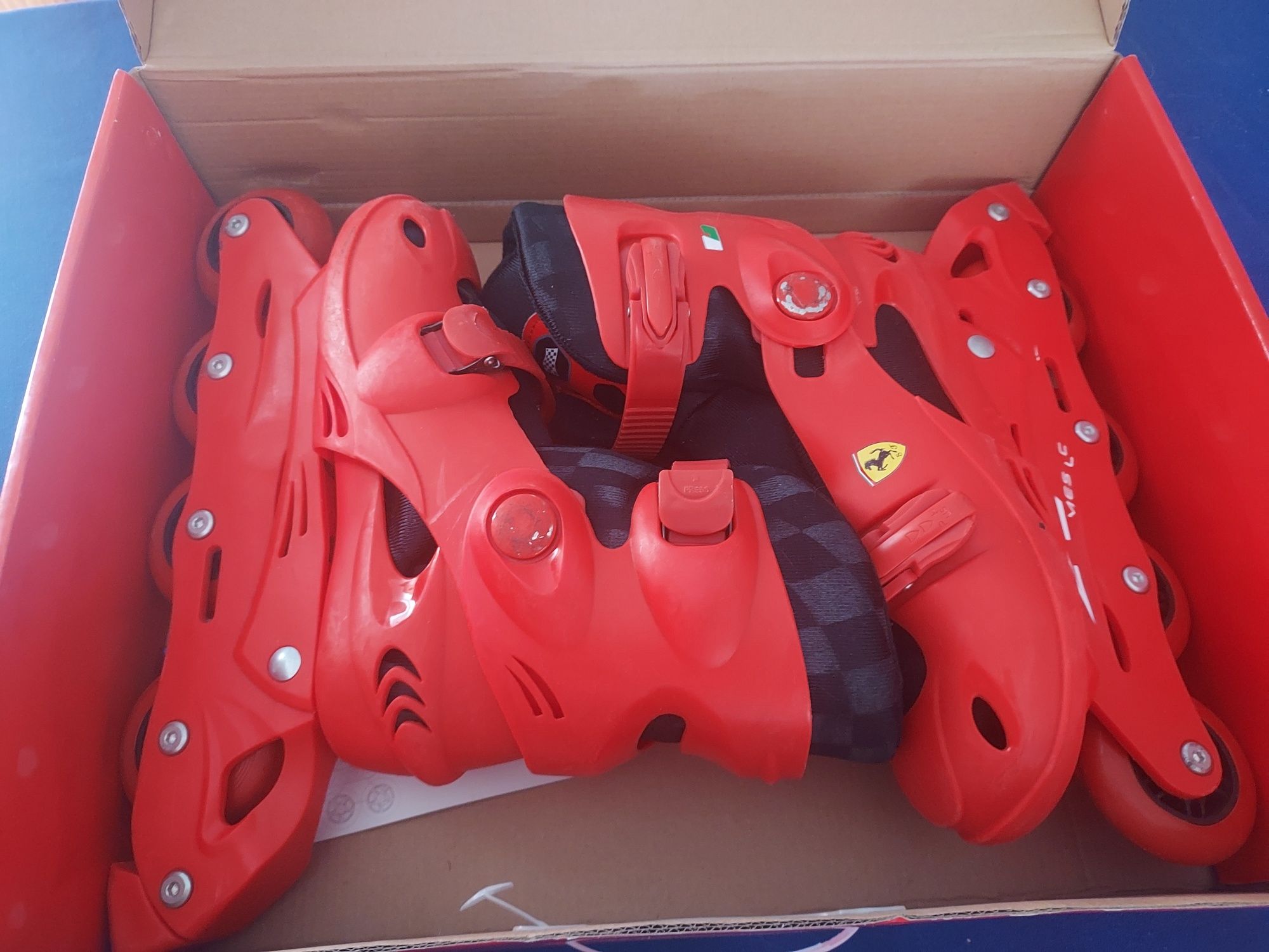 Patins em linha da Ferrari