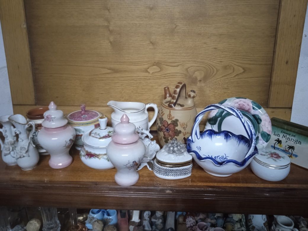 180 peças de louça pratos, travessas, copos e peças de decoração