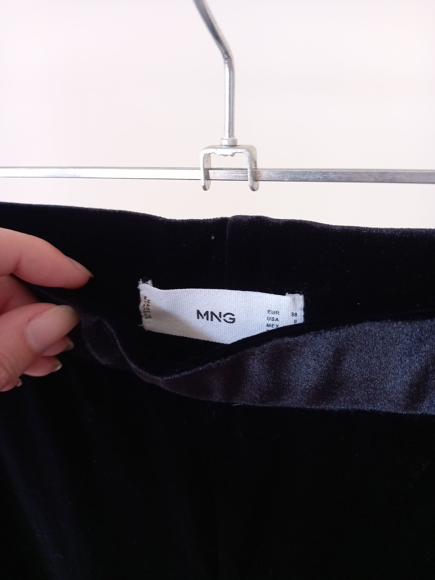 Calças flare cropped veludo Mango