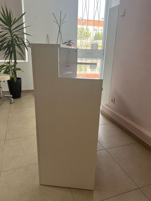Balcão de receção branco