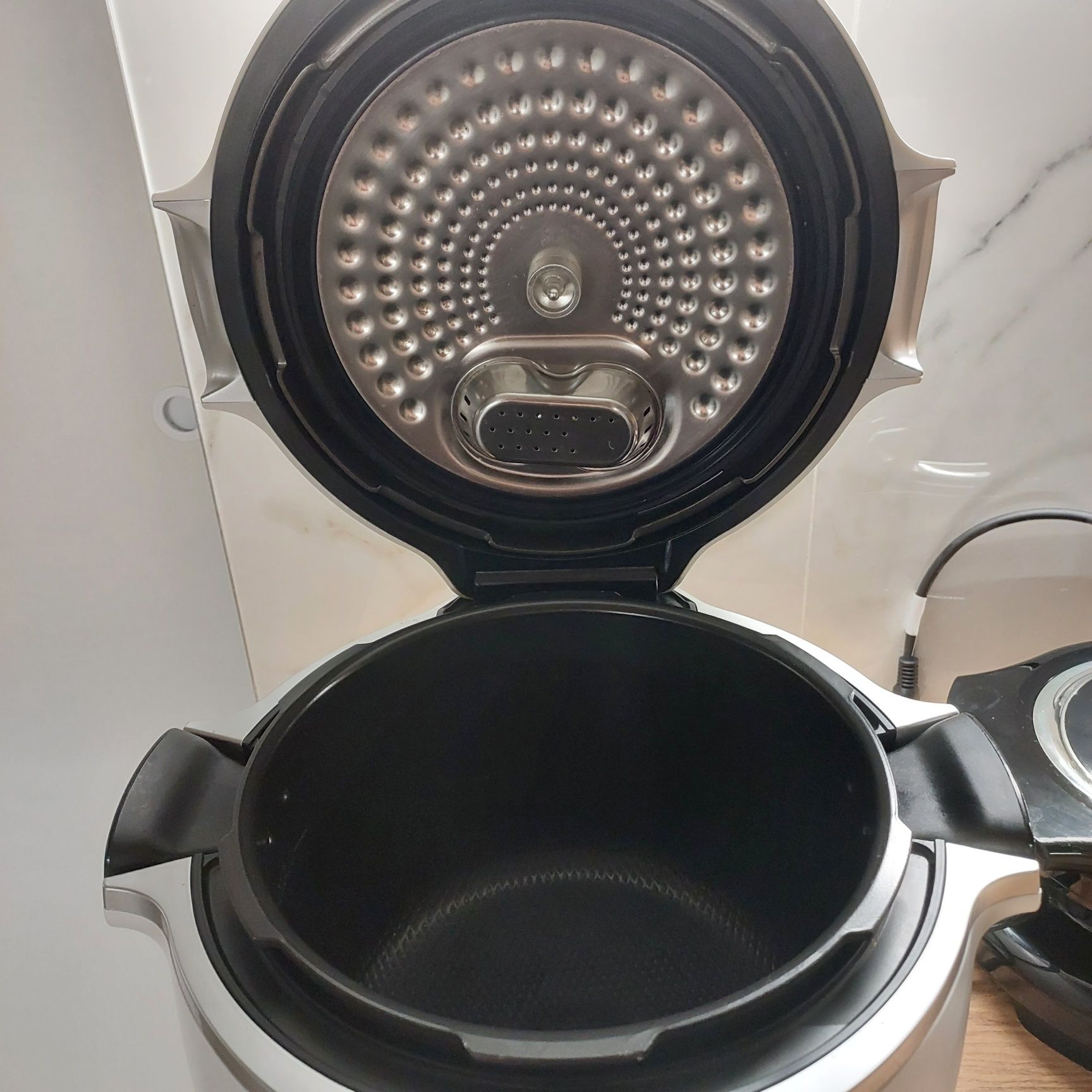 Multicooker Tefal Cook4me Touch Pro z  Wi-Fi, z wbudowaną wagą.