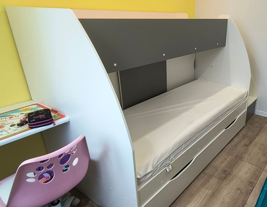 Łóżko piętrowe ze schodkami + materace visco