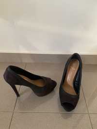 Sapatos pretos tamanho 36