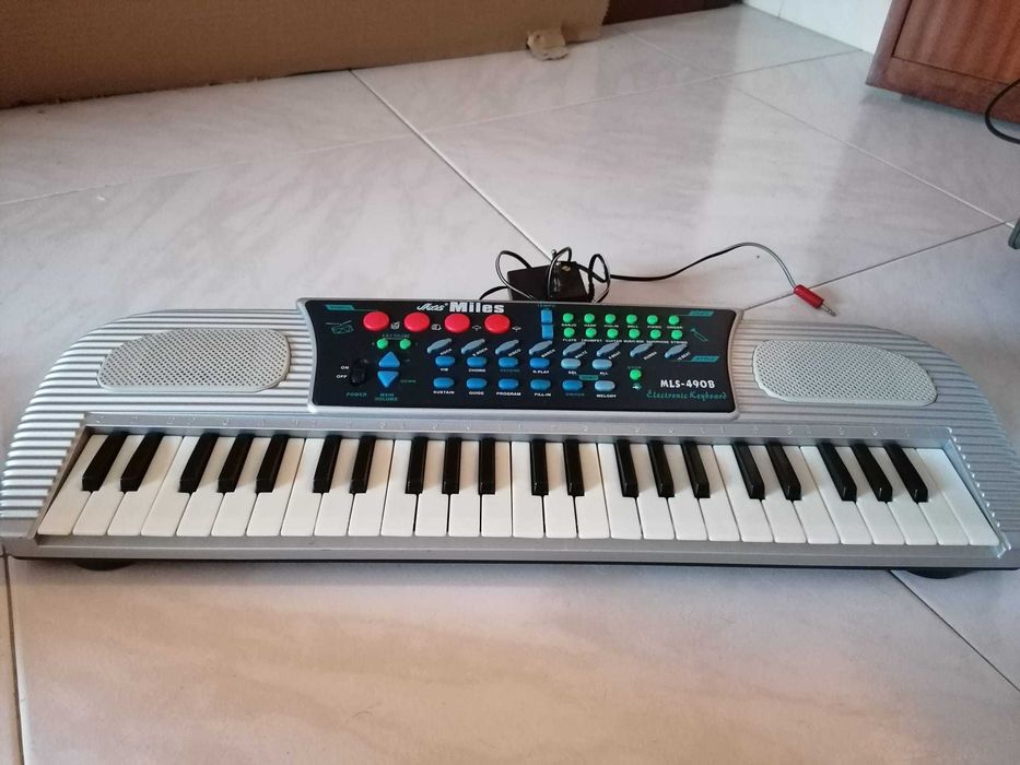 Piano com opção de ligar à eletricidade ou a pilhas.