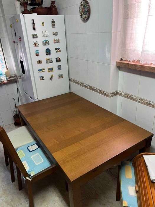 Mesa de cozinha e cadeiras