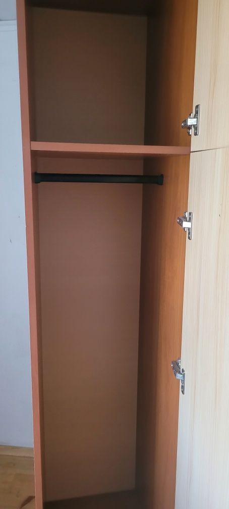 szafa ubraniową z drążkiem i szafką na górze