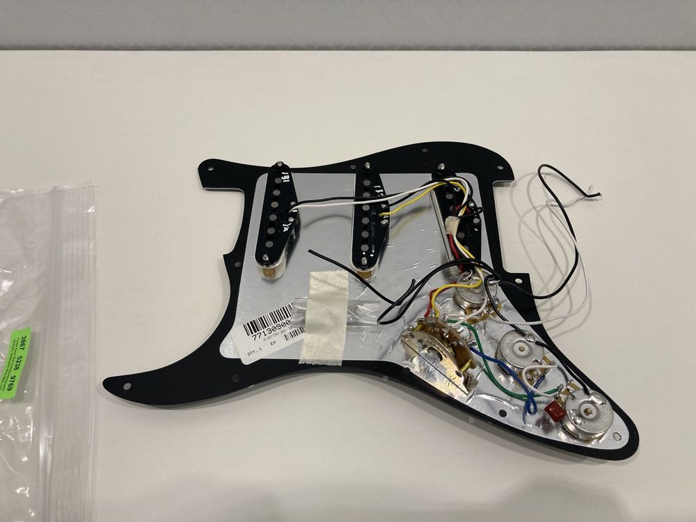 Fender Stratocaster Pickguard Loaded пикгард звукосниматели темброблок