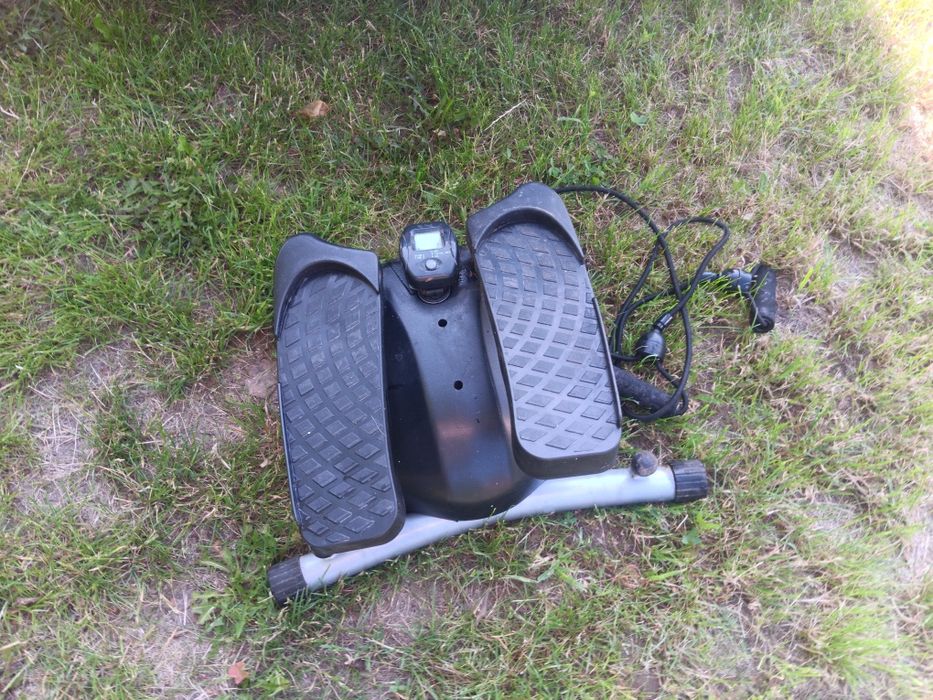 Steper ćwiczy nogi i ręce