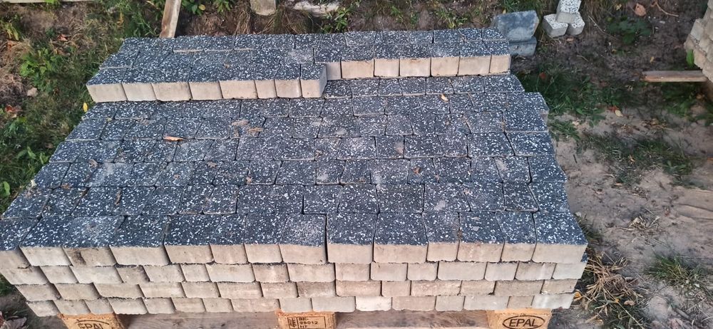 Kostka brukowa  w jasnym i grafitowym  kolorze i palisada
