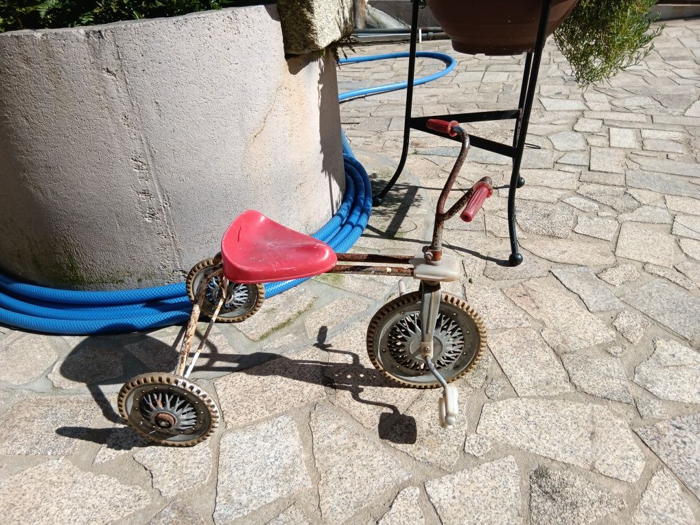 Triciclo  antigo de criança,  brinquedo antigo