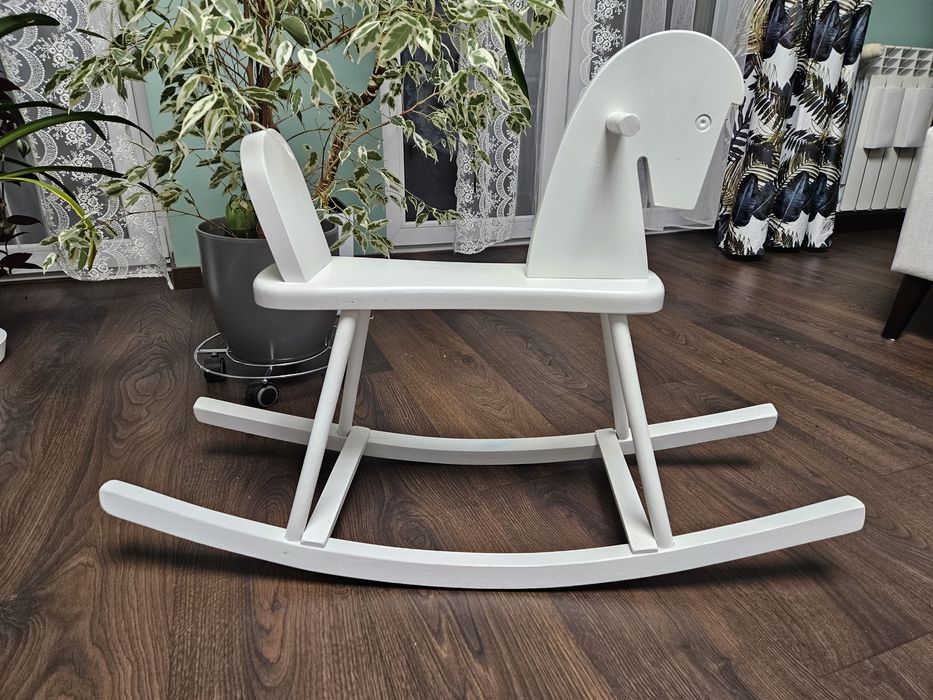 Drewniany konik na biegunach biały