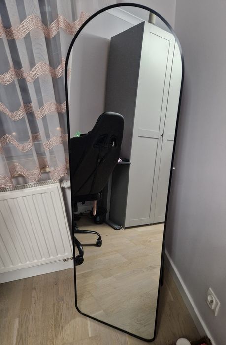 Lustro w metalowej ramie