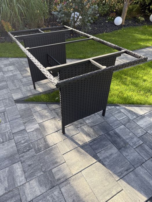 Stół ogrodowy bez szkła.