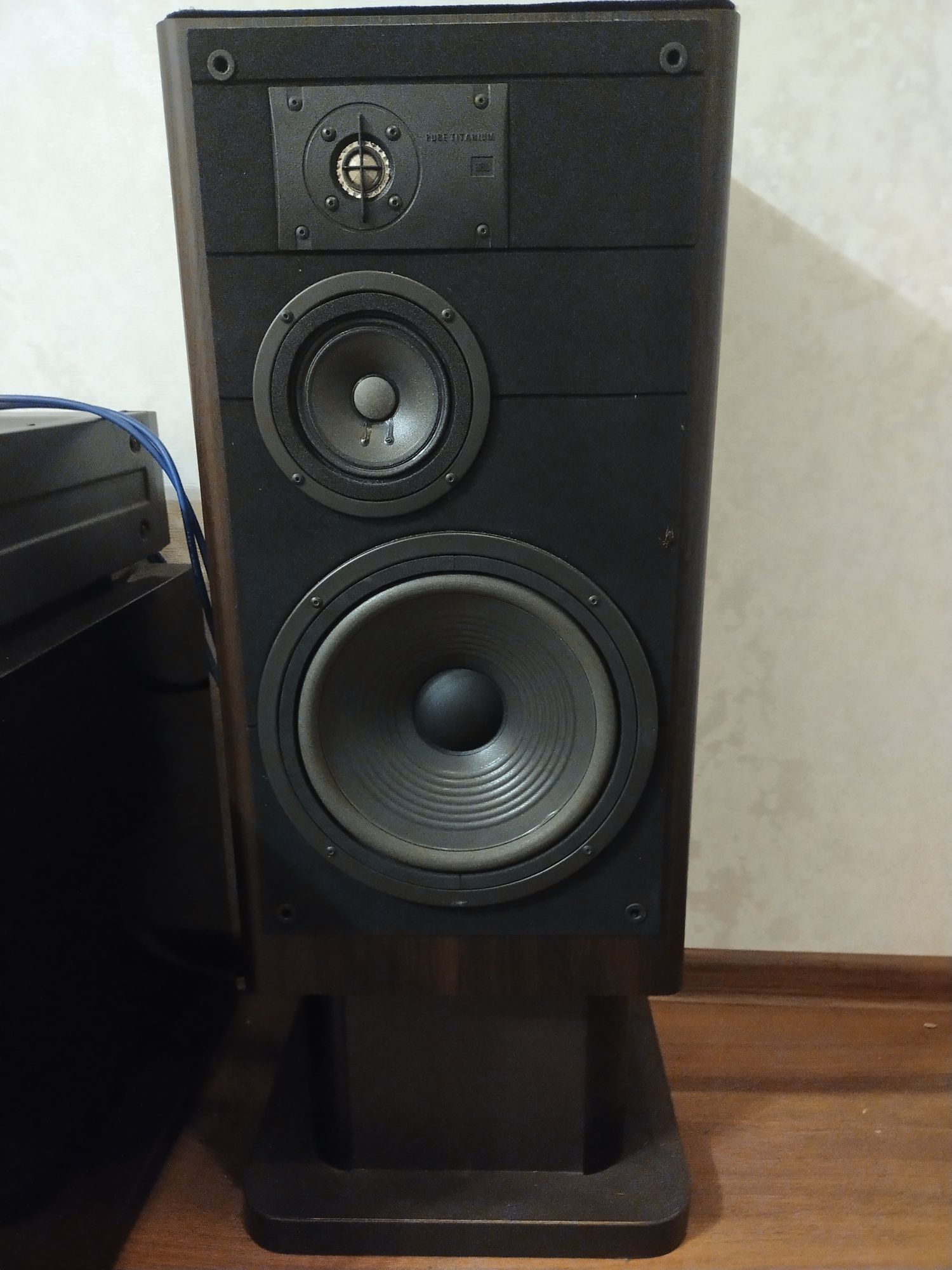 Шикарная трехполостная акустика JBL