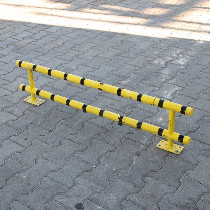 Barierka ochronna stalowa z poprzeczką odbojnica 120 cm żółto-czarna