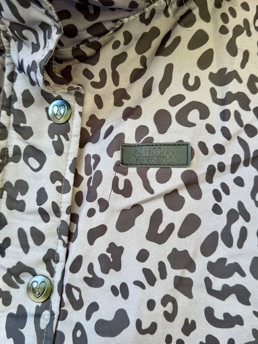 Casaco Estiloso com Estampa de Leopardo e Capuz com Pêlo Sintético