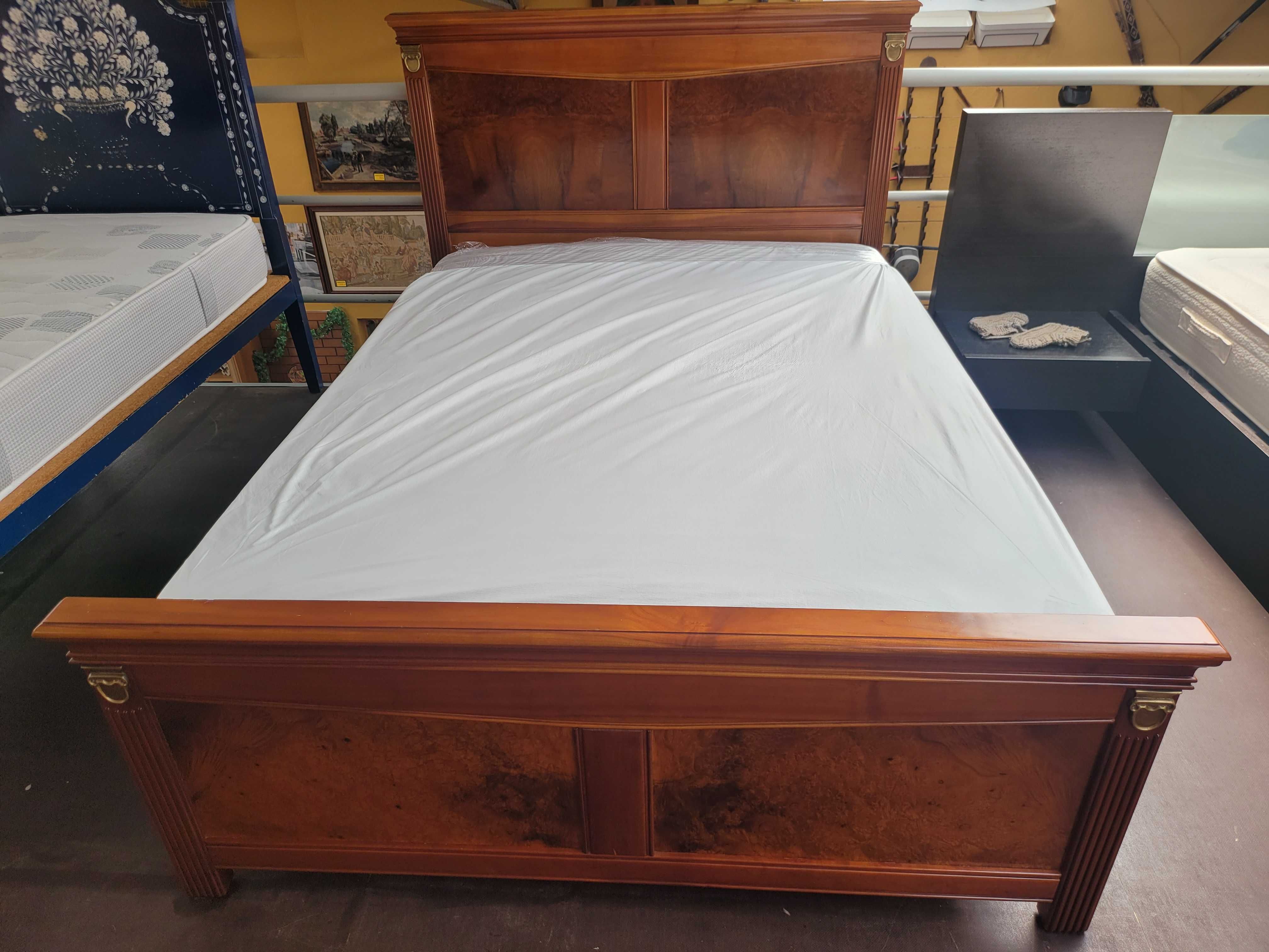Excelente cama em madeira com estrado e colchão - Muito bom