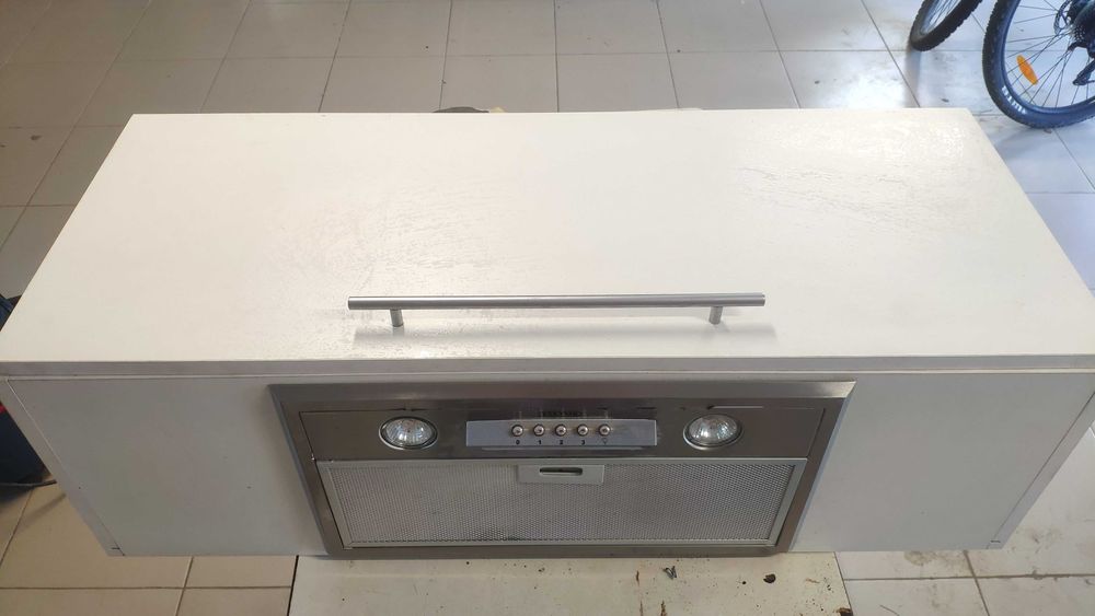 Кухня біла ДСП з вмонтованою витяжкою, кухонні меблі на невелику площу