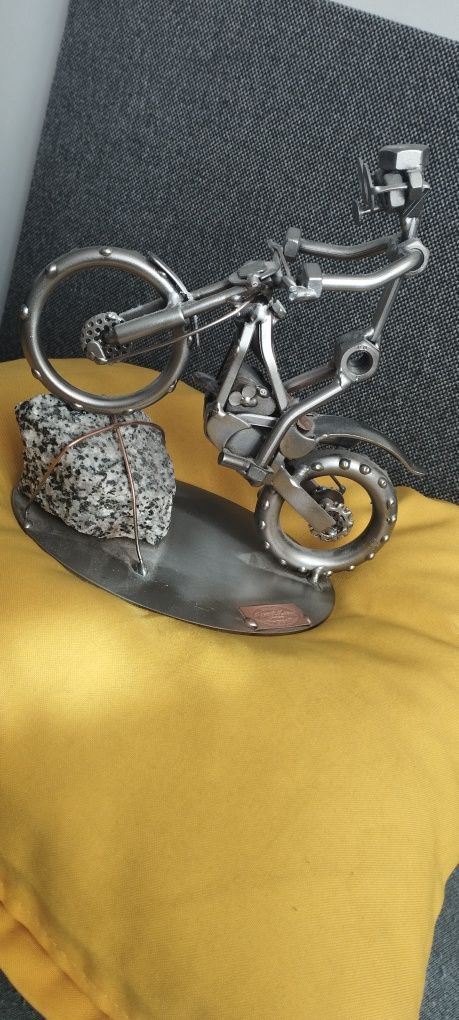 Motocykl z metalu