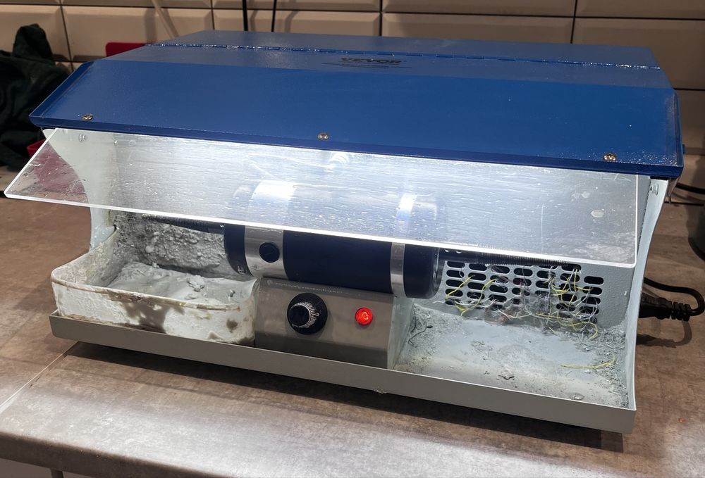 Polerka protetyczna z wyciągiem i oświetleniem- używana, do naprawy