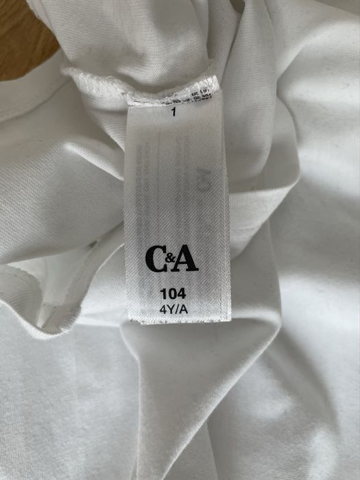 Biała koszulka C&A r. 104 – miękka, klasyczna i wygodna
