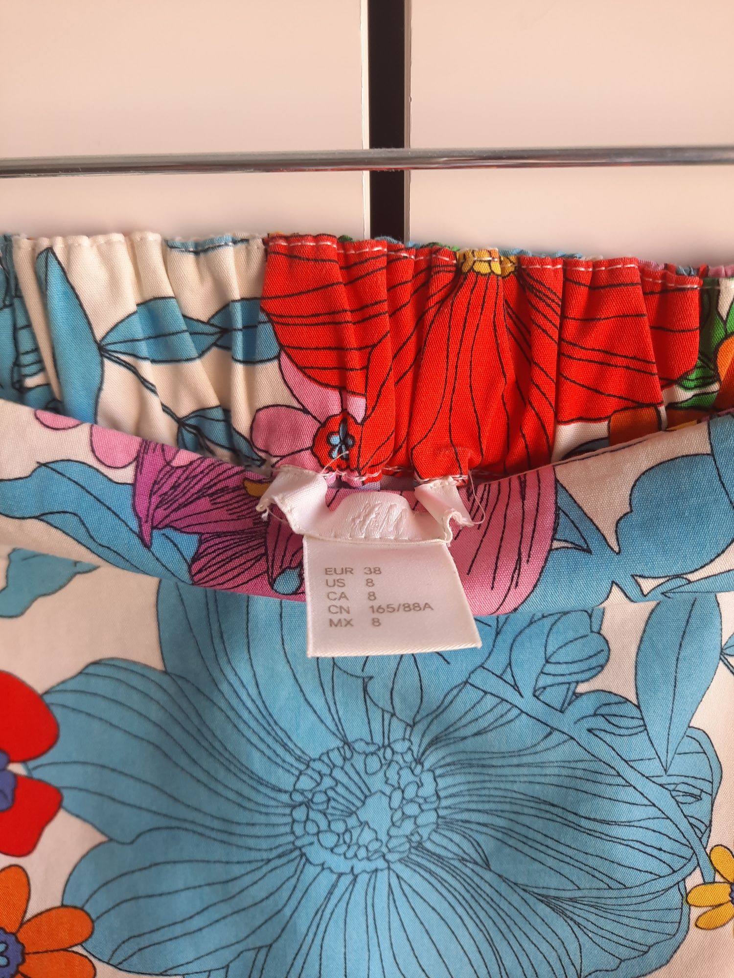 Top colorido sem ombros da H&M