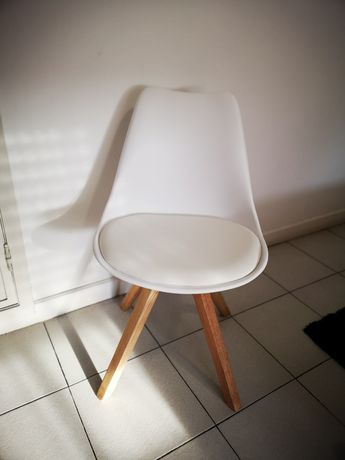 Cadeira branca com pés em madeira