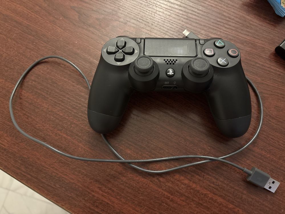 PS4 1TB com 2 jogos