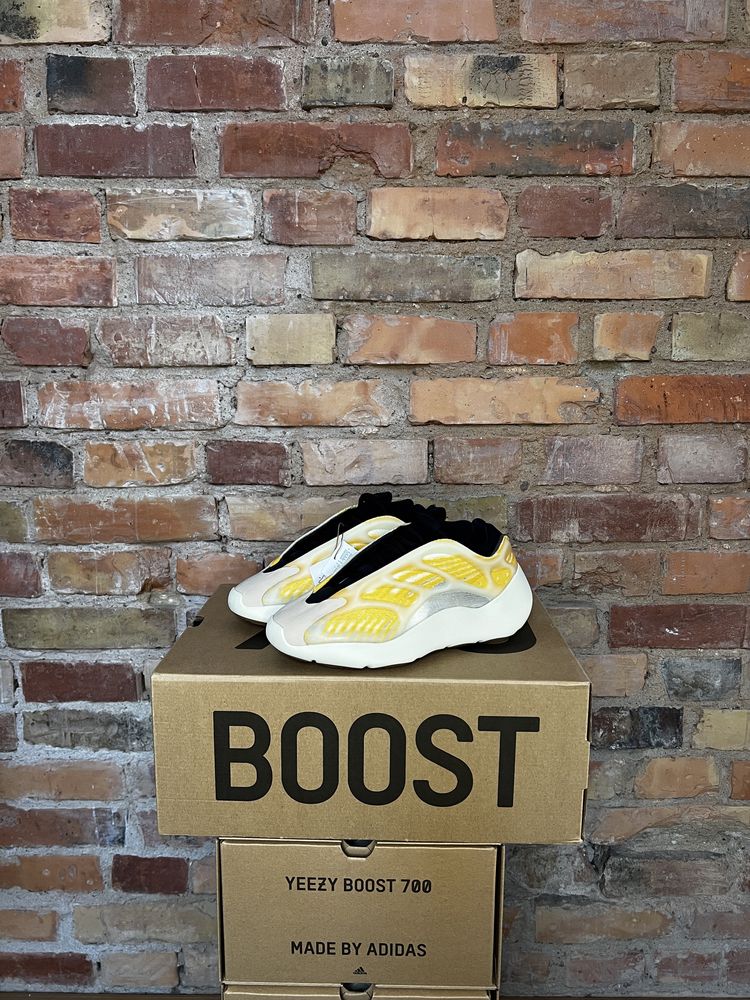 adidas Yeezy 700 V3 Mono Safflower Żółte roz. 46 2/3