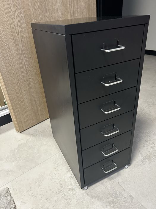 Kontenerek metalowy Ikea Helmer czarny czarna pod biurko na kółkach