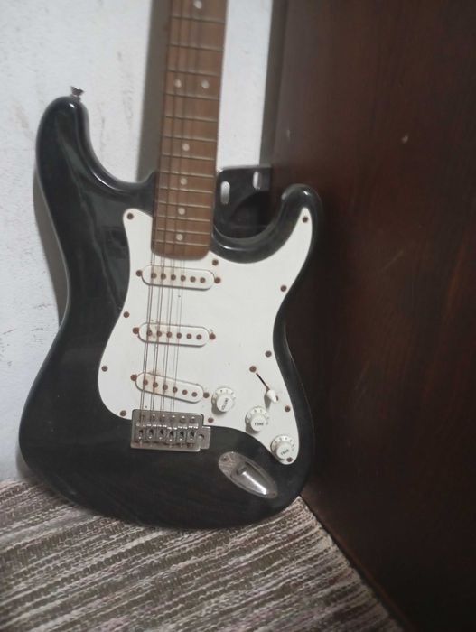 Guitarra elétrica usada