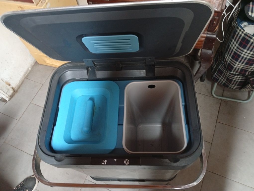 Caixote de lixo automático