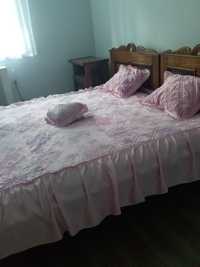 Покривало  на ліжко розового кольору з трьома подушками