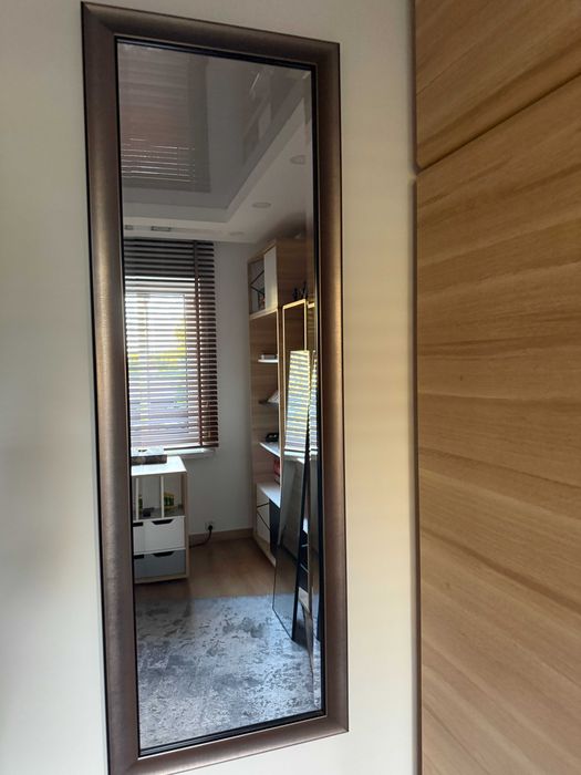 Lustro jak nowe, duże, wykończone śliczną ramą, z ornamentem na szybie