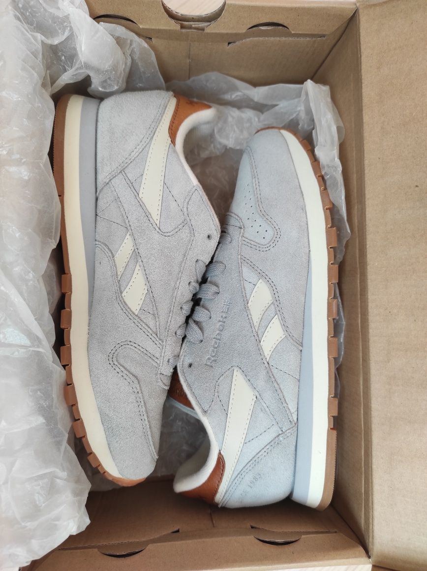 Оригинальні жіночі замшеві кросовки Reebok р.38 (устілка 24,5см.)