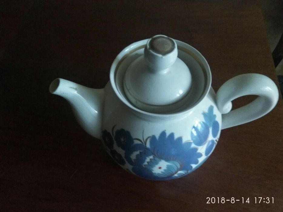 Продам чайник фарфоровый росписью Гжель
