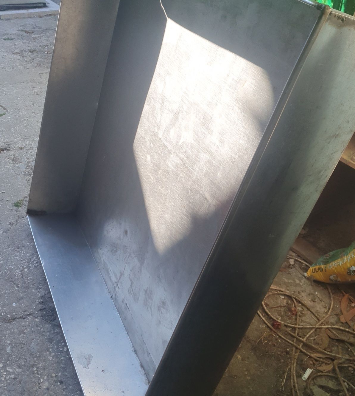 Tabuleiro de inox para proteger  interior de carrinha de 2 lugares