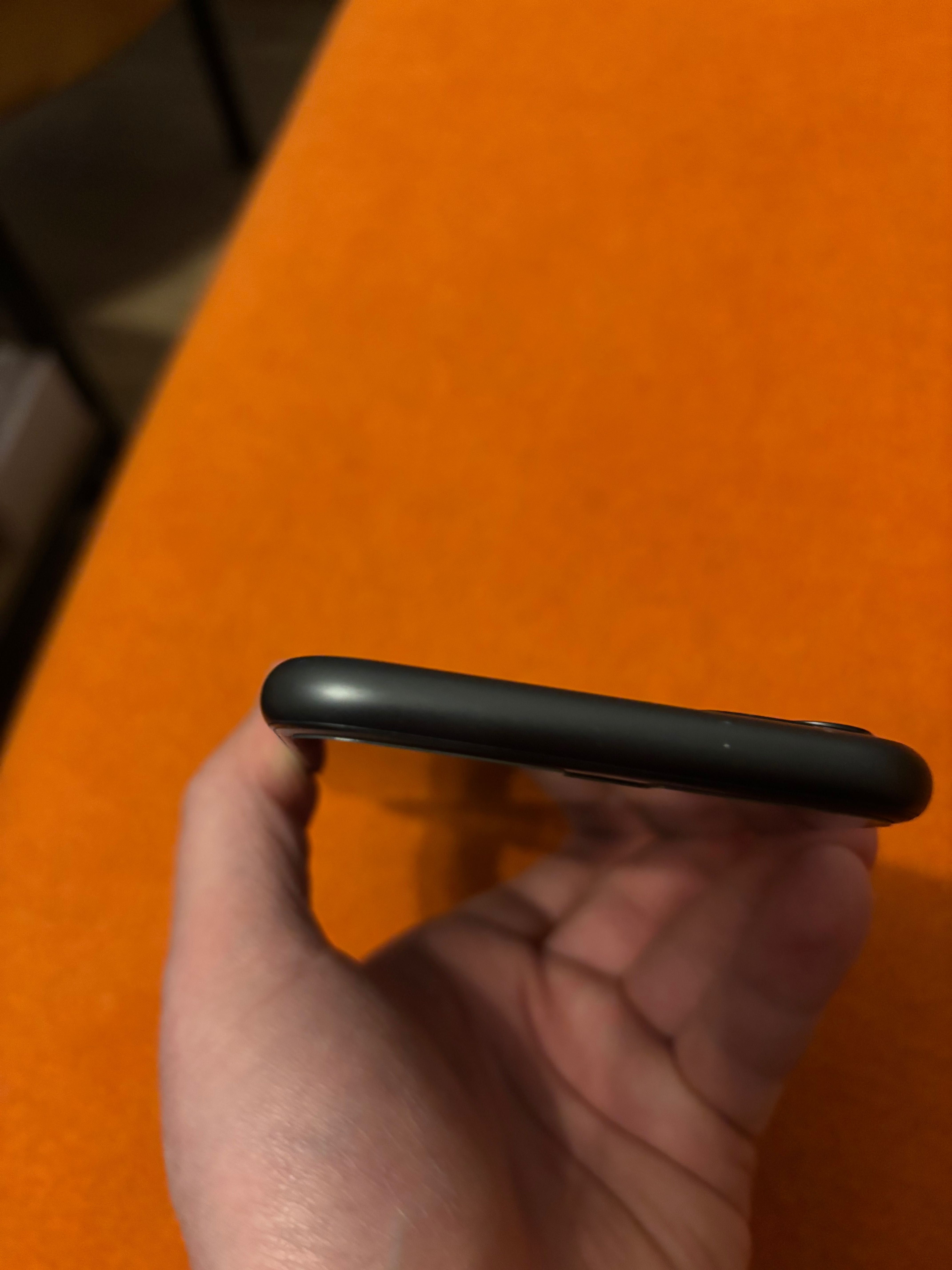 Sprzedam iPhone 11 64 GB – Bardzo Dobry Stan, Pełen Zestaw