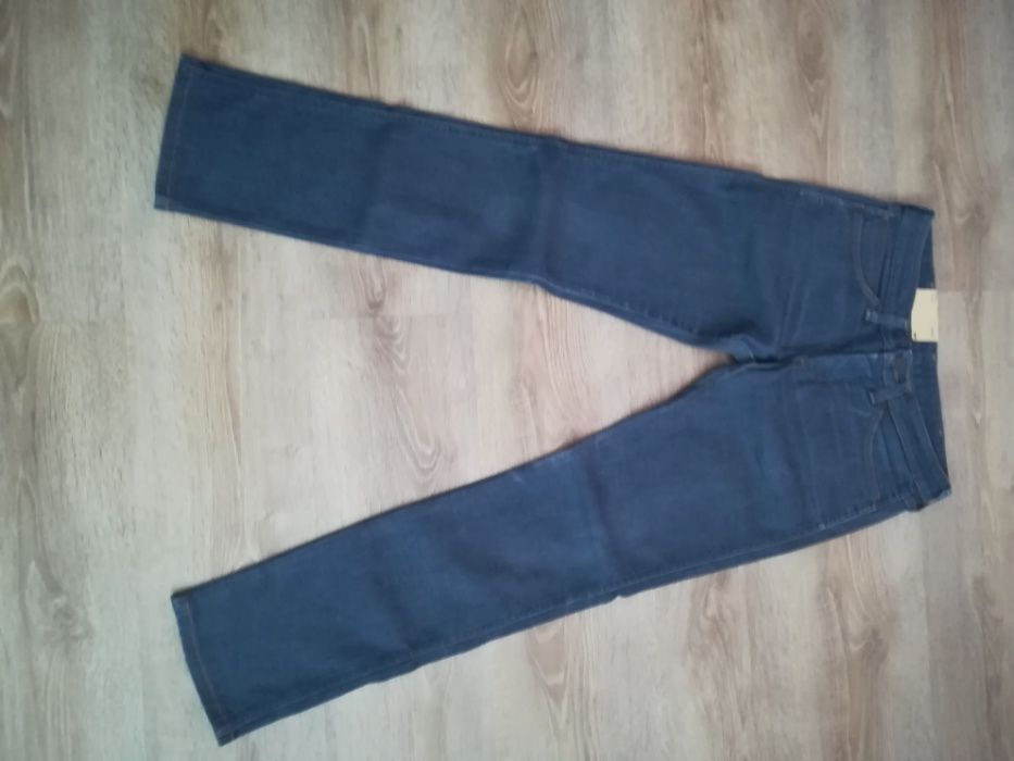 Sprzedam damskie spodnie WRANGLER LIA rozm. 28/32. Okazja !!!