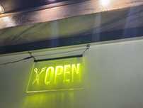 Letreiro em neon / placa de aberto
