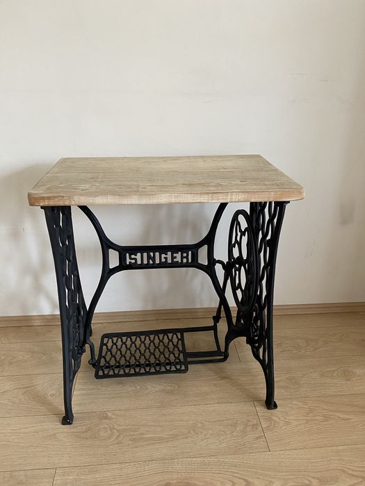 Stolik z maszyny do szycia SINGER.