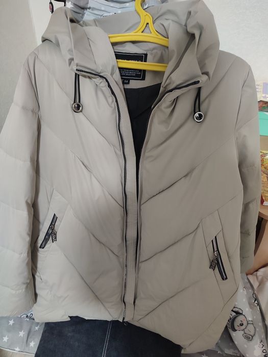 Продам зимню куртку нова