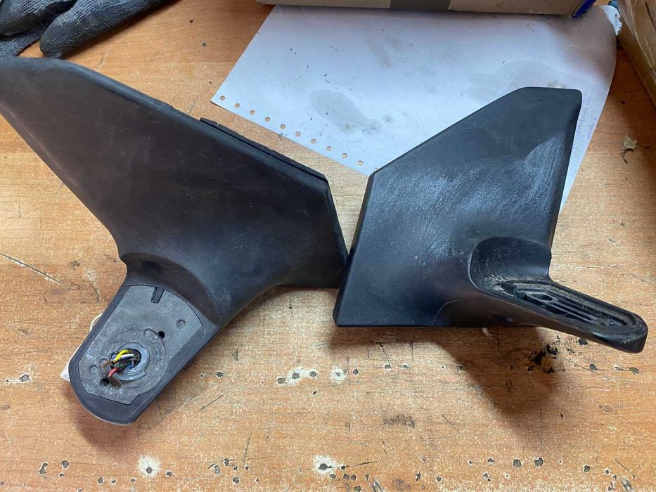 Кронштейни кріплення тримачі зовнішнього дзеркала Тойота Авенсіс т25