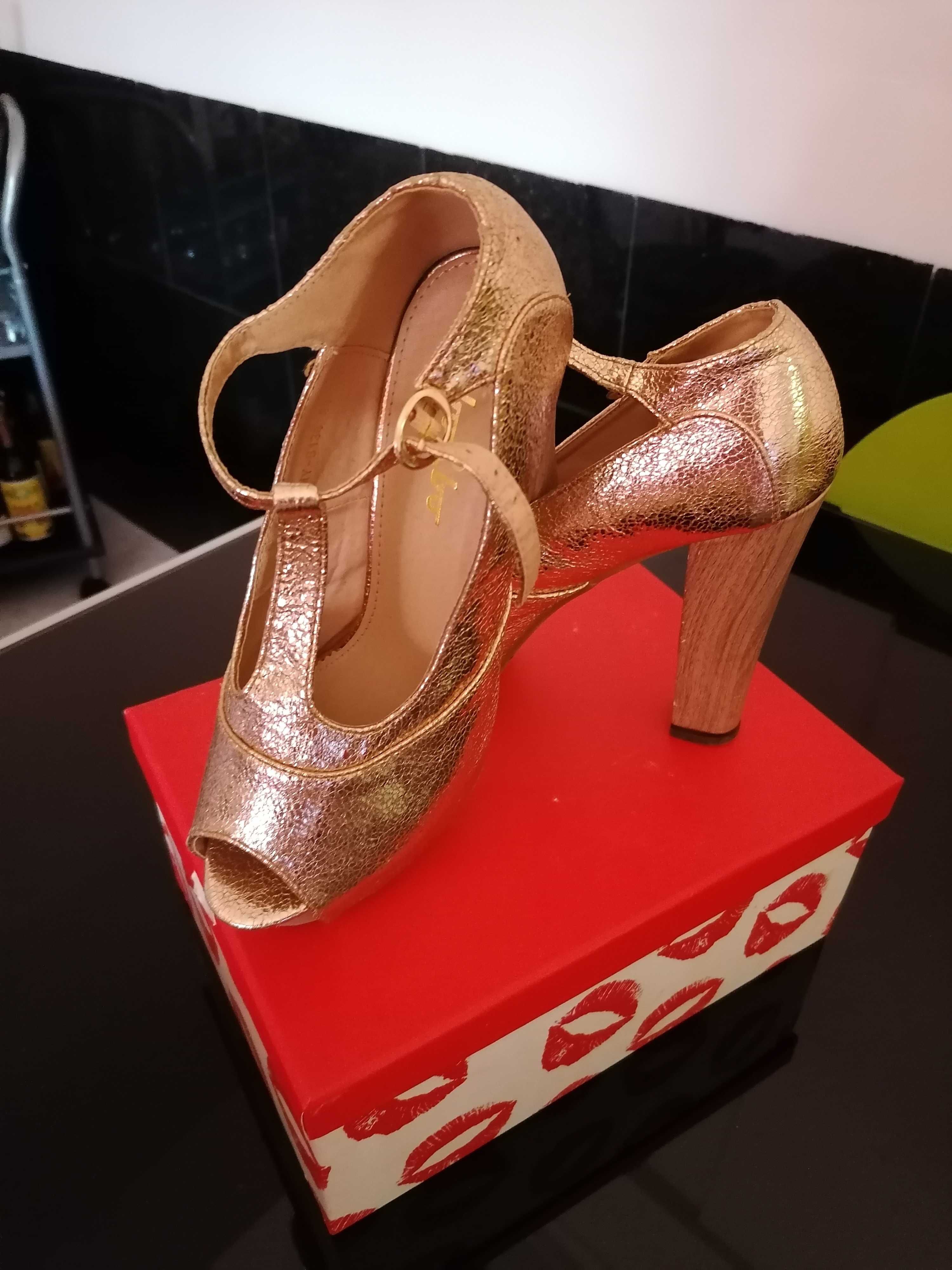 Sapatos altos (usados)
