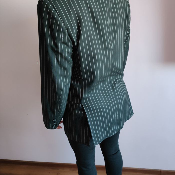 Czarna marynarka w paski